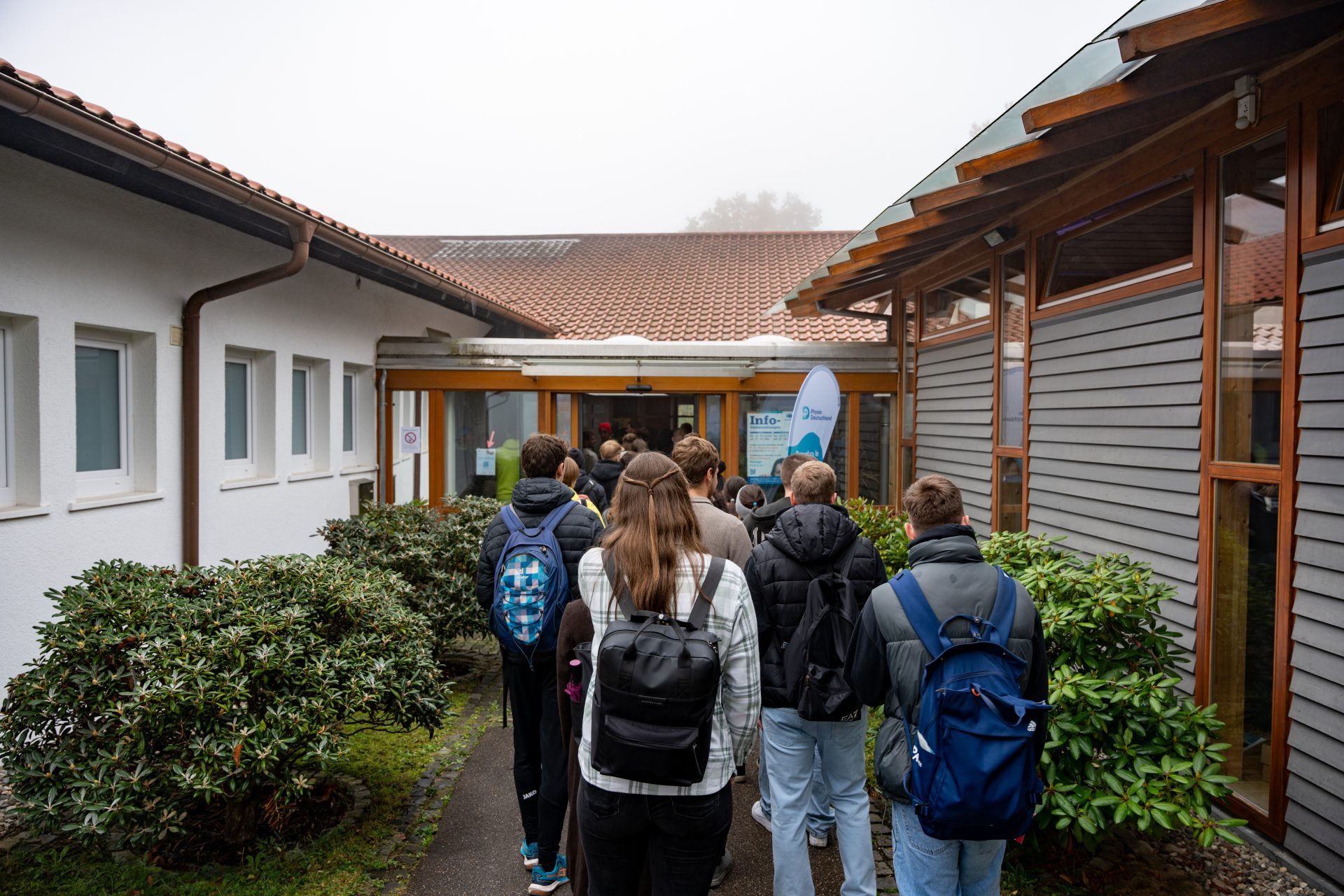 Schüler gehen in den Eingang des Ulmkollegs